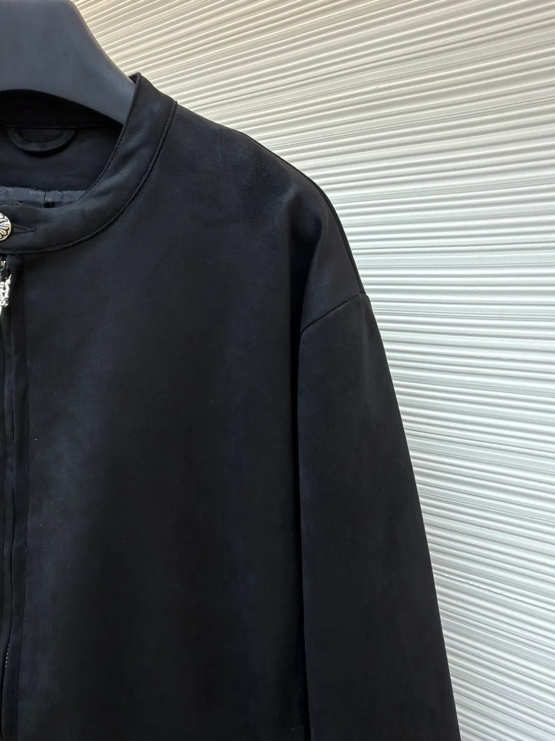 Chrome Hearts silver-plated hardware buckle mixed sheepskin suede jacket ●Item number: 1681772-B40 ●Material: sheepskin fabric ●Technology: suede production ●Color: black ●Version: fitted version ●Weight: about 865 grams ●Size: S-M-L-XL ●Description: Made of matte suede fabric, treated with softening tanning process, it has a delicate and soft touch while retaining the stiffness of the fabric, combining texture and durability. The neckline is decorated with metal buttons, and the zipper is made of customized metal parts, which has a strong luster and smooth opening and closing, improving the sophistication of details; the cuffs are decorated with side seam zippers, which are both decorative and easy to put on and take off. The version is slim and neatly cut, which fits the body shape while leaving room for movement. The lack of unnecessary decoration shows a minimalist and high-end style. The stitching of the whole garment is neat and even, the cutting pieces are connected accurately, and the size is measured manually (an error of 1-3CM is normal). The craftsmanship balances the simple version and the dark texture of the brand. It is a piece that is both practical and high-end. The overall wiring is straight and delicate, the fabric is comfortable and soft, and the color is consistent without color difference. It can be matched with the same style to create a fashionable look and control various occasions. Customized accessories, complete with three standards, same style for men and women!